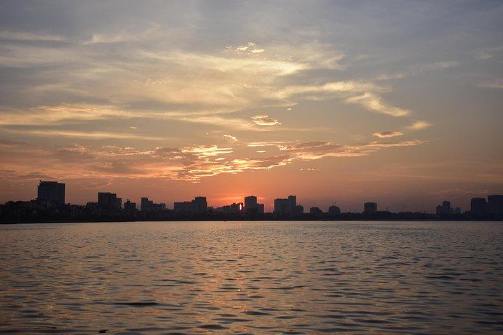 Coucher de soleil à Hanoi en moto et musique cachée
