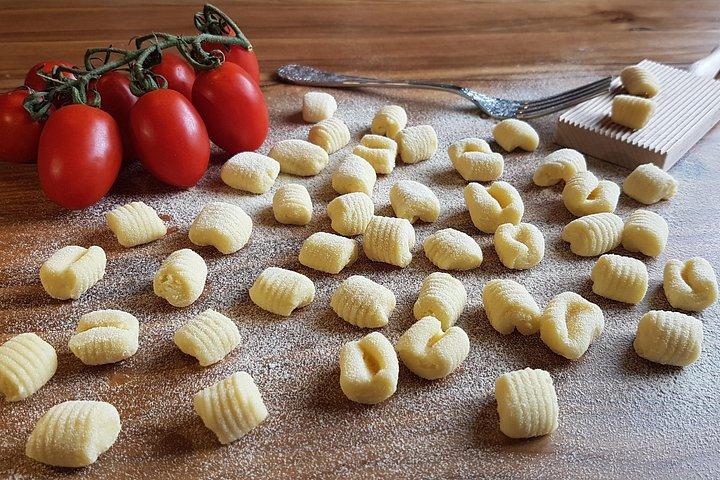 イタリアのカクテル + パスタ作りの芸術 ミラノのユニークな場所での料理教室