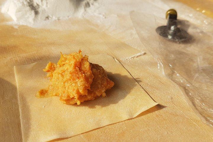 イタリアのカクテル + パスタ作りの芸術 ミラノのユニークな場所での料理教室