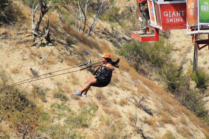 Extreme Schaukelfahrt in einer Gondel mit Glasboden