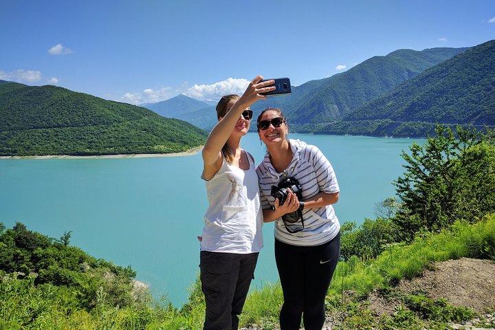 Kazbegi Adventure Day Trip - Gveleti滝とGergeti、Ananuriへのハイキング