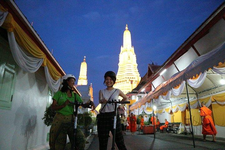 Bangkok en la noche en scooter eléctrico