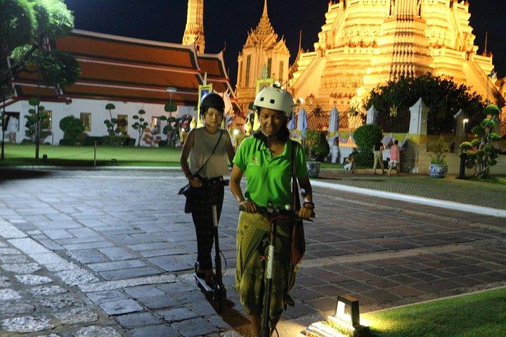 Bangkok la nuit en scooter électrique