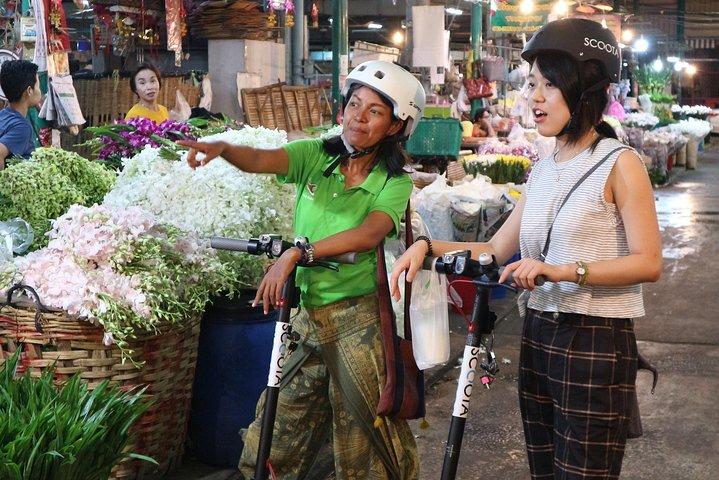 Bangkok la nuit en scooter électrique