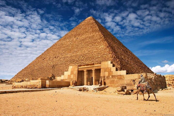 Kamelritt eller häst runt pyramiderna