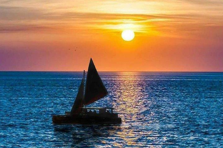 Polynesische kano zonsondergang zeil