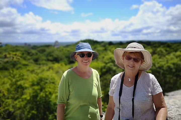 Tikal SUNRISE、考古学的焦点と野生生物発見ツアー（北と西）