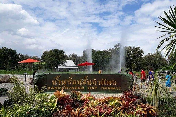 San Kamphaeng Hot Springs Tour med Thai Håndværk Village Besøg
