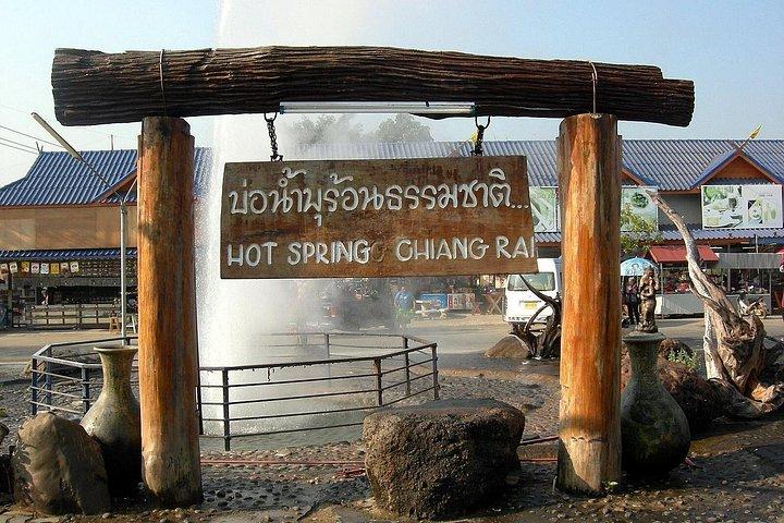 チェンライの魅力：ホワイト＆ブルー寺院とブラックハウス博物館