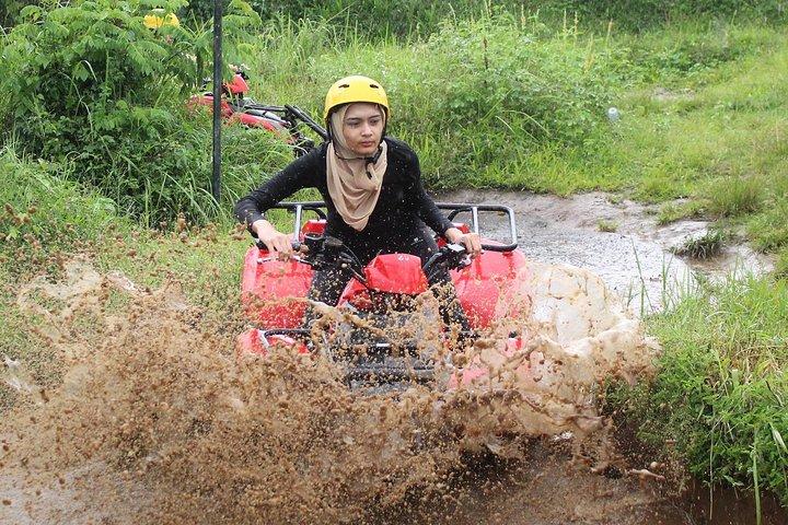 ATV-ridning och forsränning vid vattnet vid Ayung-floden