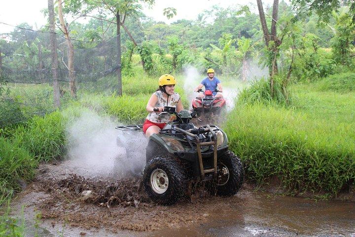 ATV-ridning och forsränning vid vattnet vid Ayung-floden