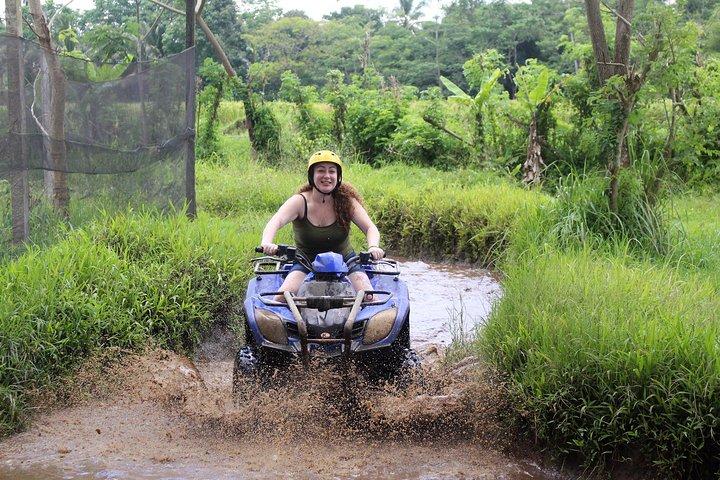 ATV-ridning och forsränning vid vattnet vid Ayung-floden