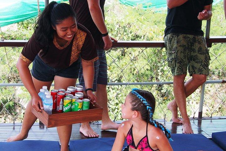 タン島をシュノーケリングしてピッグアイランドを訪れるためのプライベート半日レッドドラゴンヨット