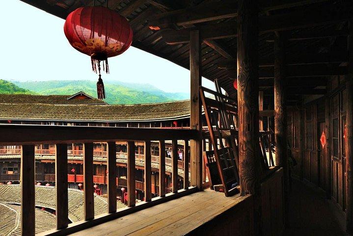 Excursão privada de um dia a Xiamen para visitar o exclusivo Tianluokeng Tulou e Gaobei Tulou