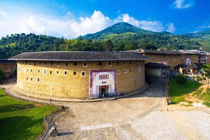 Excursão privada de um dia a Xiamen para visitar o exclusivo Tianluokeng Tulou e Gaobei Tulou