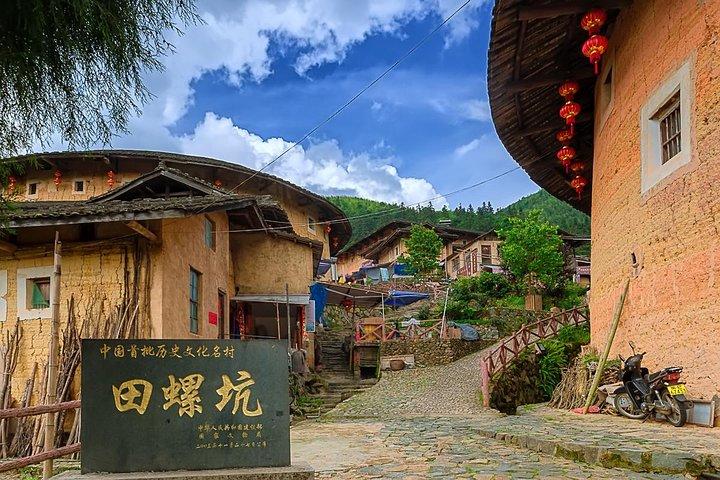 Xiamen privat dagstur till Tianluokeng Tulou Cluster och Hongkeng Tulou