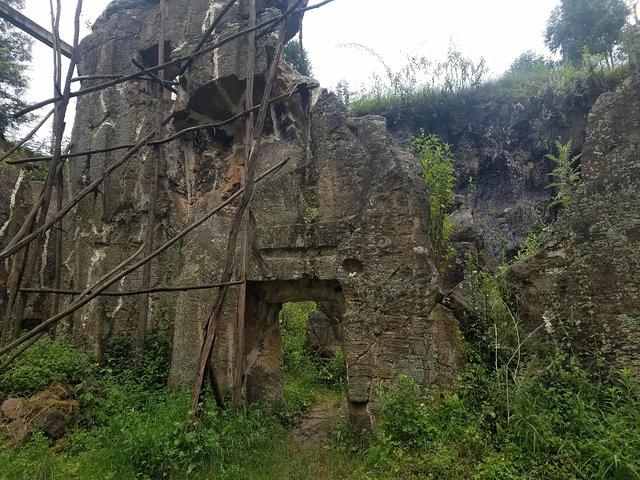 Excursão turística de Addis da igreja semi-monolítica escavada na rocha do século IV dC