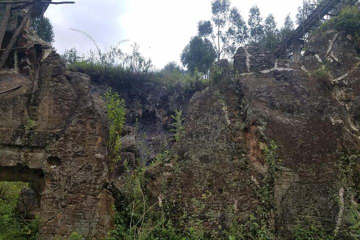 Excursão turística de Addis da igreja semi-monolítica escavada na rocha do século IV dC