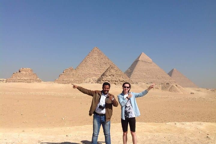 Layover Tour To Giza Pyramids & old Egyptian Museum & Khan