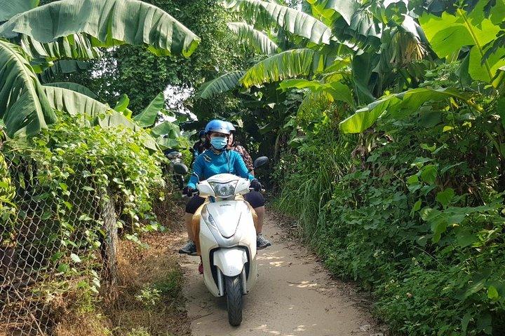 Hanoi City Sights & Red River Delta Tour en scooter