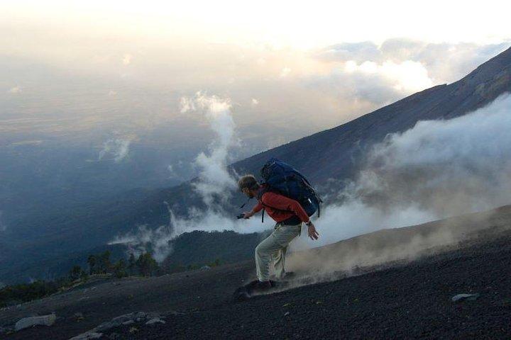 Aventura nocturna en el volcán Acatenango desde la ciudad de Guatemala