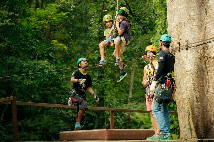 Vuela por encima de la selva : Phuket’s Flying Hanuman Zipline Adventure