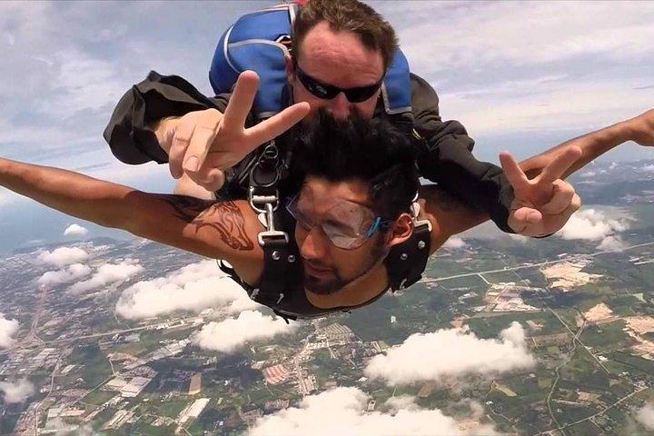 タンデムスカイダイビング:タイスカイアドベンチャーズパタヤ(往復送迎付き)