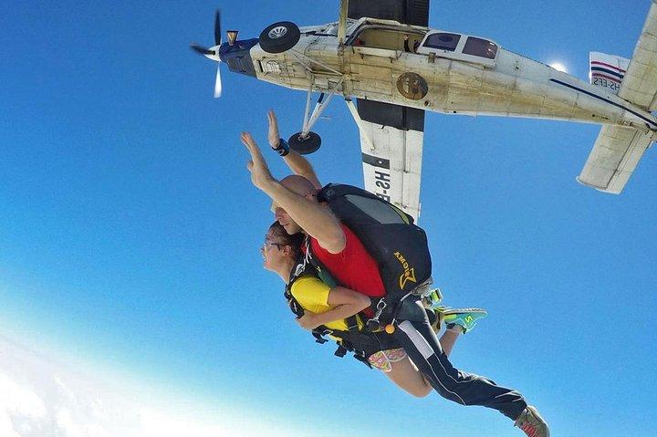 Paracadutismo in tandem: Thai Sky Adventures Pattaya con trasferimento di ritorno