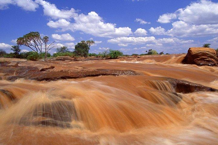 Safari de 1 dia em Tsavo East da costa do Quênia (custo baseado no mínimo de 2 pessoas)