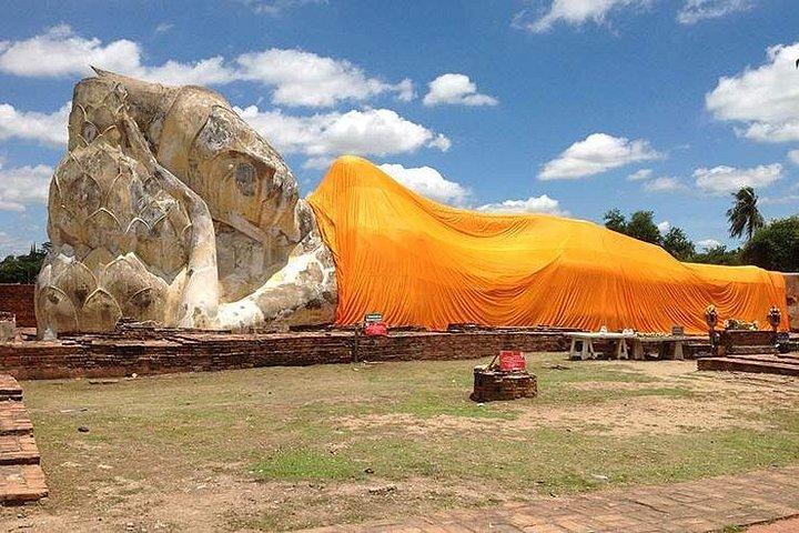 バンコクからの場合： アユタヤ寺院小グループツアー（ランチ付き）
