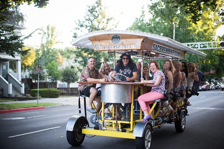 Pedaal, drankje en bar hop door Sacramento op een bierfiets met 15 zitplaatsen