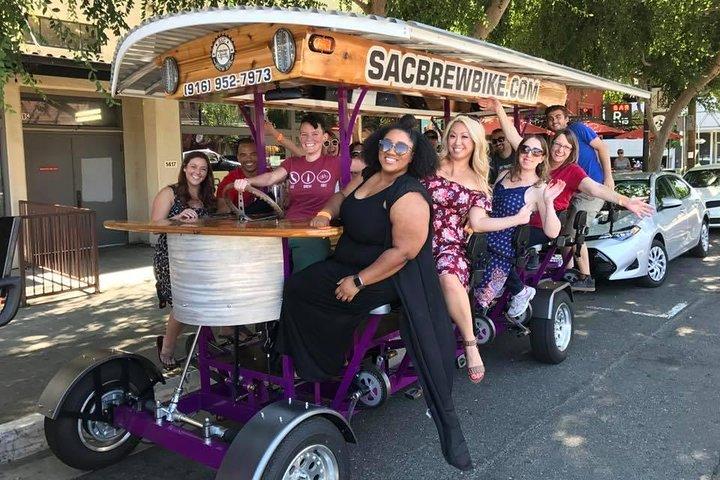 15人乗りのビールバイクでサクラメントをペダル、ドリンク、バーホップ