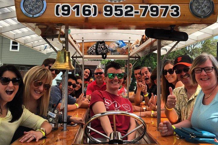 15人乗りのビールバイクでサクラメントをペダル、ドリンク、バーホップ