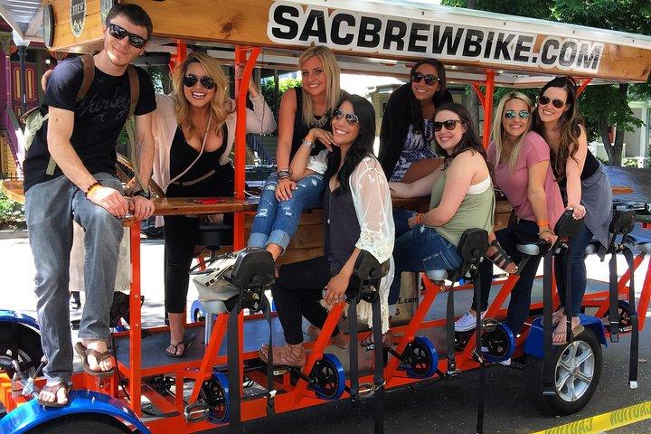 15人乗りのビールバイクでサクラメントをペダル、ドリンク、バーホップ