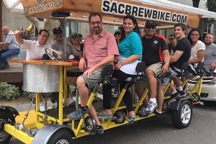 15人乗りのビールバイクでサクラメントをペダル、ドリンク、バーホップ