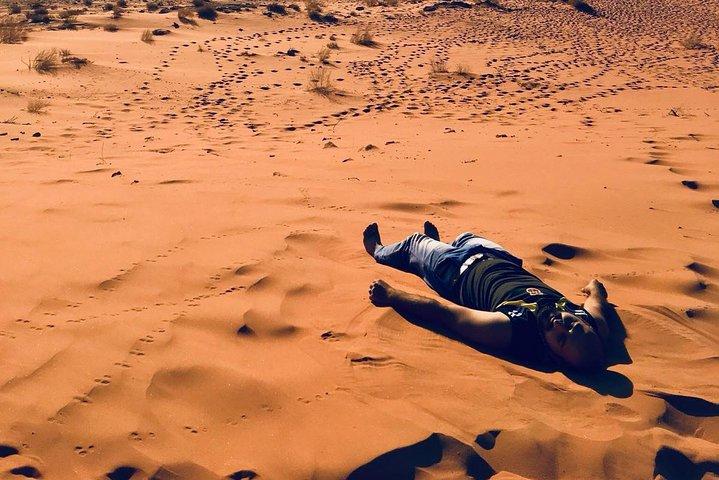 Serviço de carro particular de estradas alegres