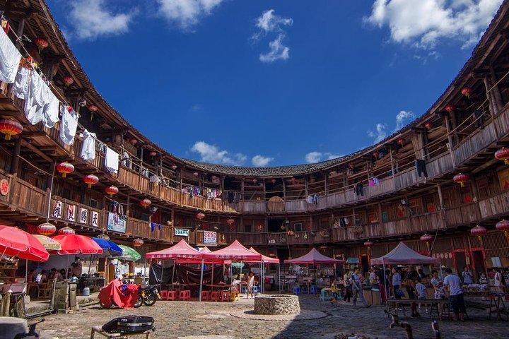 Reiseleiter und Auto: Private Tagestour nach Tianluokeng Tulou und Gaobei Tulou