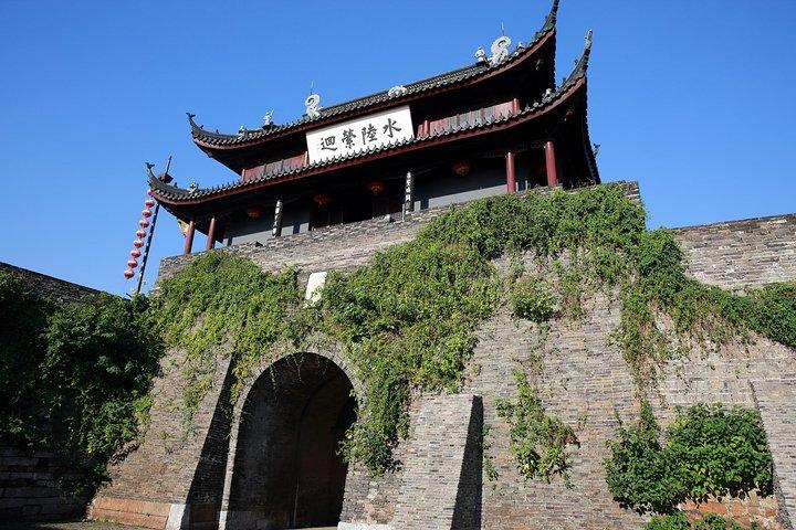 Suzhou privat promenadtur med Panmen Gate, City Moat och Yiyuan Garden