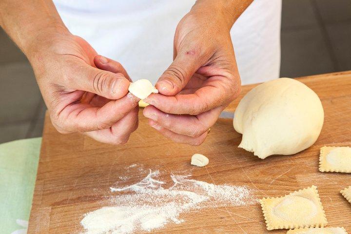 Cesarine: バーリでの小グループ マーケット ツアーと料理教室