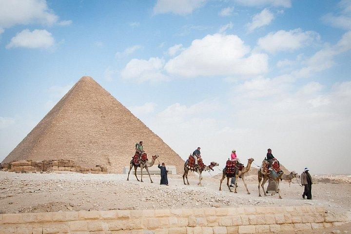 カイロの乗り継ぎツアーは、ギザのピラミッド、スフィンクス、フェルッカナイル旅行を訪れます
