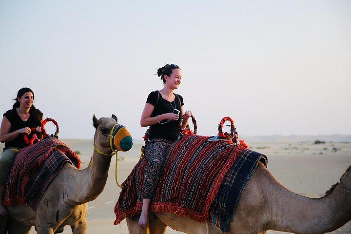 Morgendliche Wüstensafari mit Kamelritt und privaten Sandskitouren
