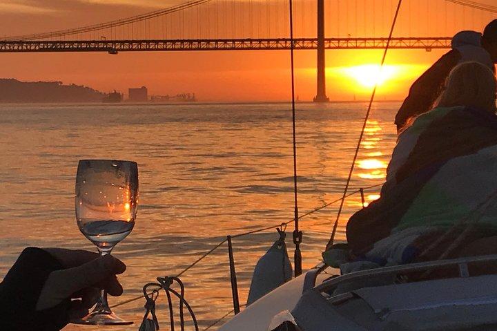 Excursión de 2 horas al atardecer en Lisboa y vela en vino