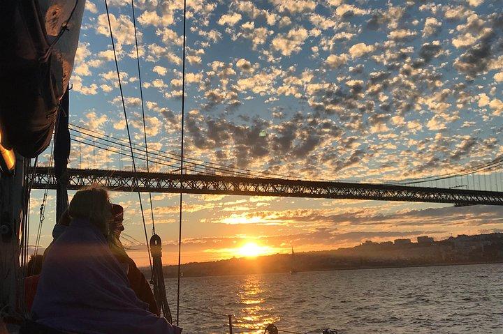 2 Stunden Lissabon Sonnenuntergang und Wein Segeltour