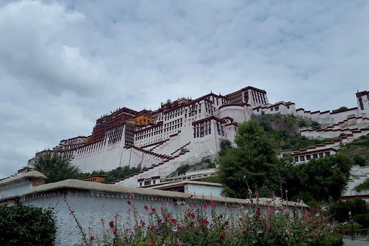 Tour di gruppo di 7 notti e 8 giorni in Tibet via terra da Kathmandu.