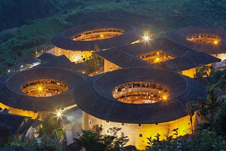 Reiseleiter und Auto: Private Tagestour nach Tianluokeng Tulou und Gaobei Tulou
