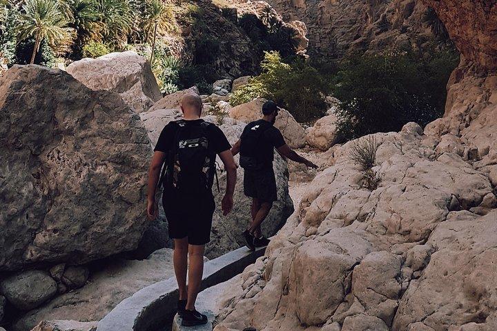 Dagstur till Wadi Shab och Bimmah Sinkhole