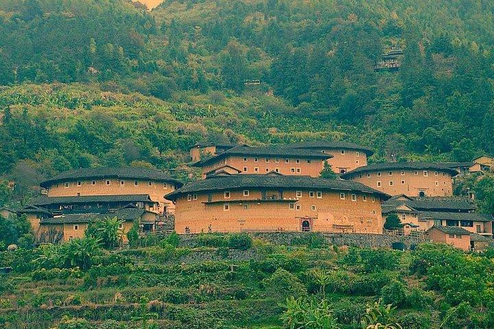 Reiseleiter und Auto: Private Tagestour nach Tianluokeng Tulou und Gaobei Tulou