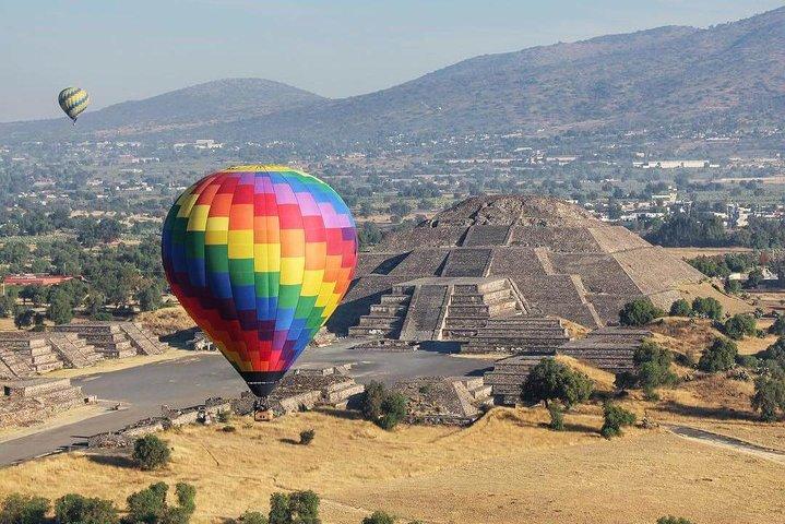 メキシコシティからテオティワカンでの熱気バルーンツアー