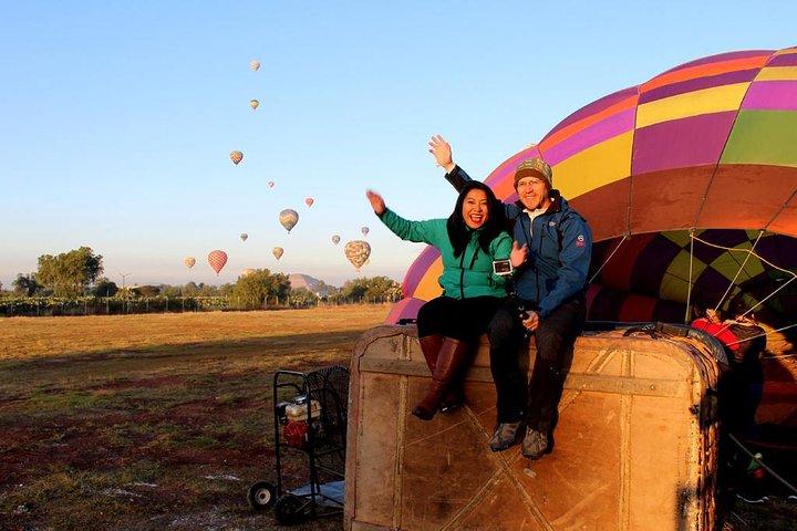 メキシコシティからテオティワカンでの熱気バルーンツアー