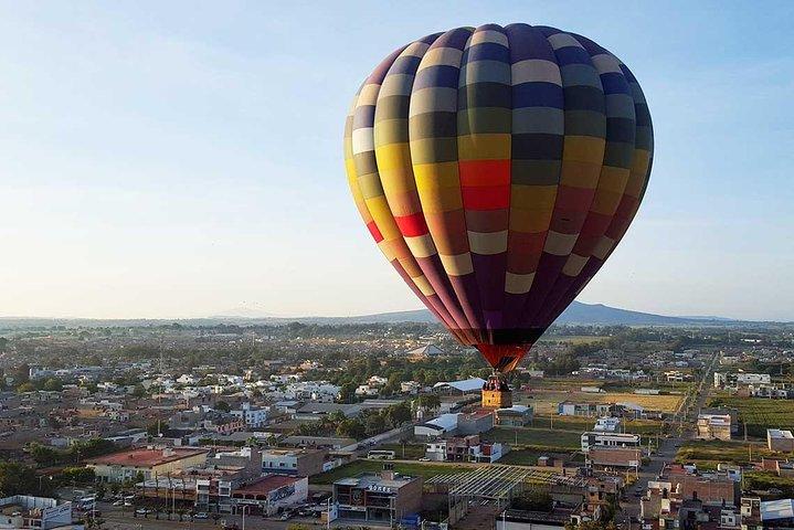 メキシコシティからテオティワカンでの熱気バルーンツアー